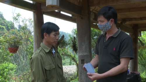 Ông Bùi Văn Yên được thầy giáo Tiếm hướng dẫn sử dụng khẩu trang.jpg