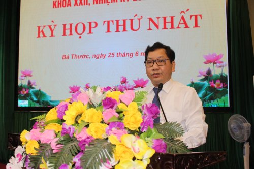 Đồng chí Bùi Văn Lưỡng, Bí thư Huyện ủy Bá Thước phát biểu tại kỳ họp.JPG
