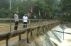 Đồng chí Võ Minh Khoa, Phó Bí thư Huyện ủy, Chủ tịch UBND huyện kiểm tra, chỉ đạo công tác ứng phó với cơn bão số 2 tại xã Lũng Cao